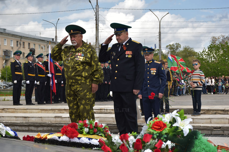 Пограничники шли, чеканя шаг