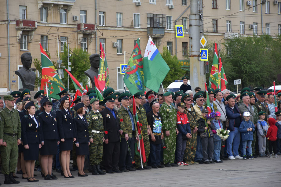 Пограничники шли, чеканя шаг