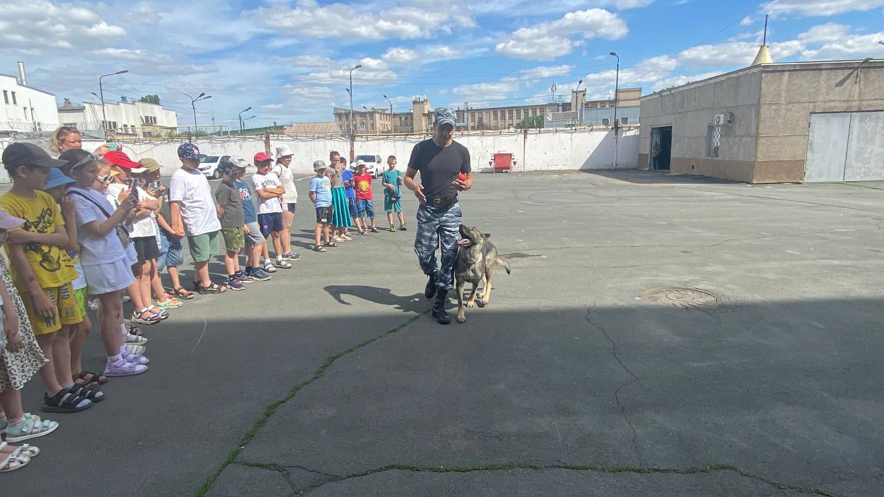 Кинологическая служба и приемы задержания нарушителей впечатлили школьников