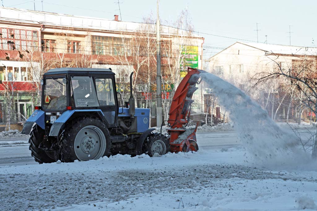 Ледяные валы у бордюров сбросят с высоты на газоны. На это способна новая техника