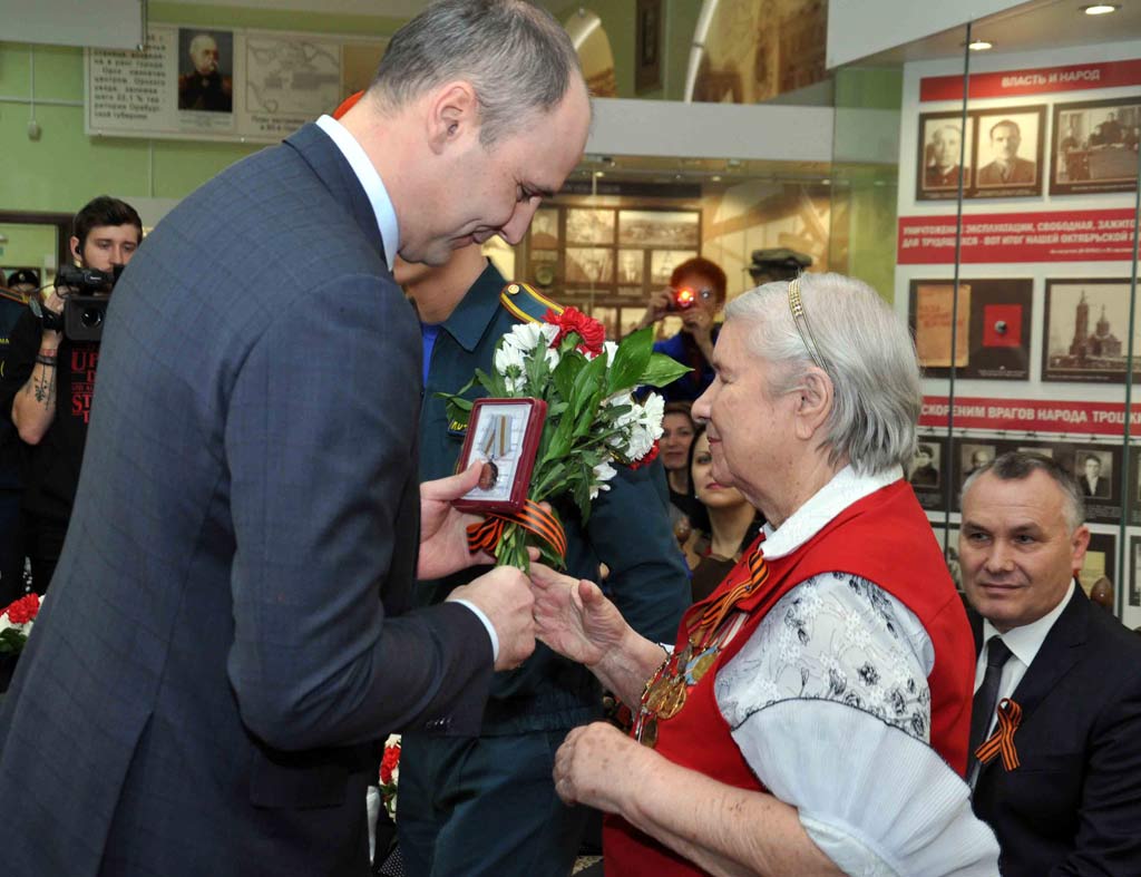 На груди фронтовиков засияли медали