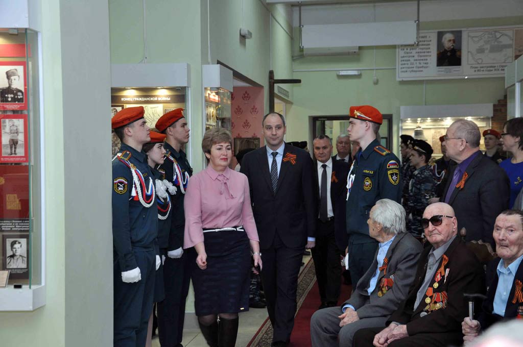 На груди фронтовиков засияли медали