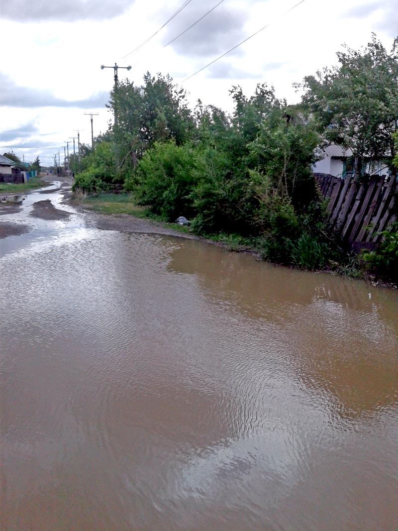 В городе забили источники. В поселках пытаются справиться с прорывами