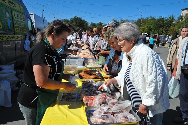 Подходи, честной народ! Вот вам мясо, вот вам мед