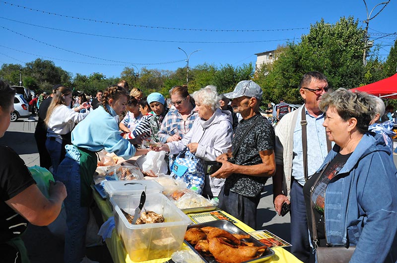 Подходи, честной народ! Вот вам мясо, вот вам мед